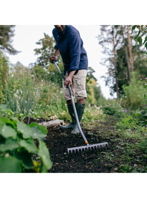 Fiskars Ergonomic gereblye, fém fejjel ívelt nyéllel