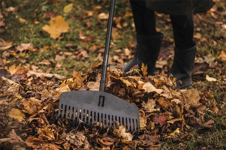 1980-as évek: A Fiskars könnyűvé teszi a gereblyézést